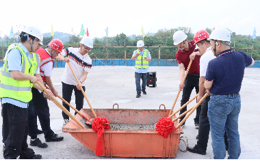 喜封金頂！宜賓遠(yuǎn)東電纜二期交聯(lián)機主機樓圓滿封頂，產(chǎn)能升級再啟新程。